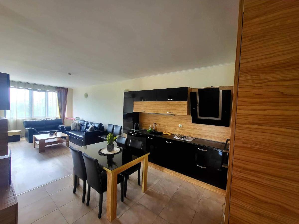 Dilov In Yalta Apartment *